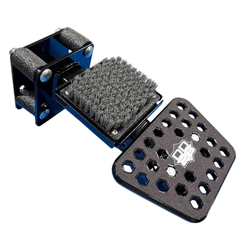 DD26 ACCESS STEP WITH KICK BRUSH